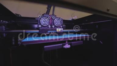 在3D打印机上打印。 3D打印机工作。 工业打印在3D打印机上。